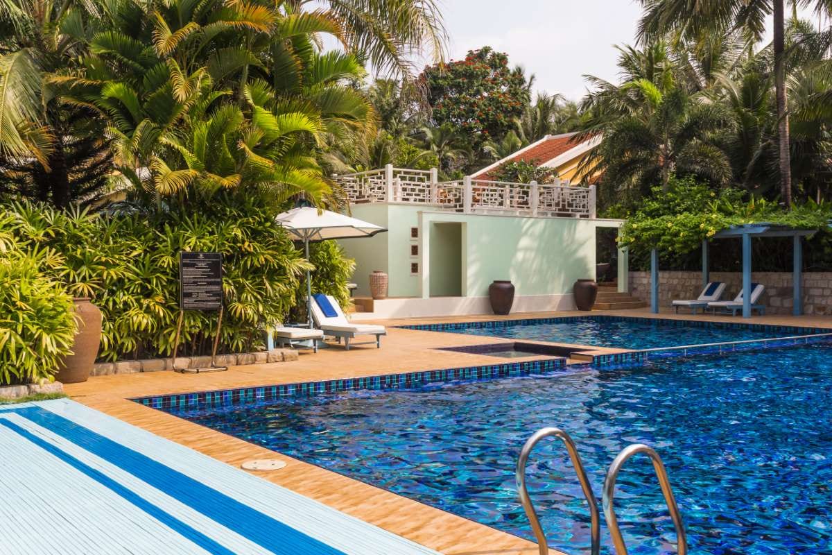 How Seasonal Entertaining Creates Extra Debris Load — pool service business insights