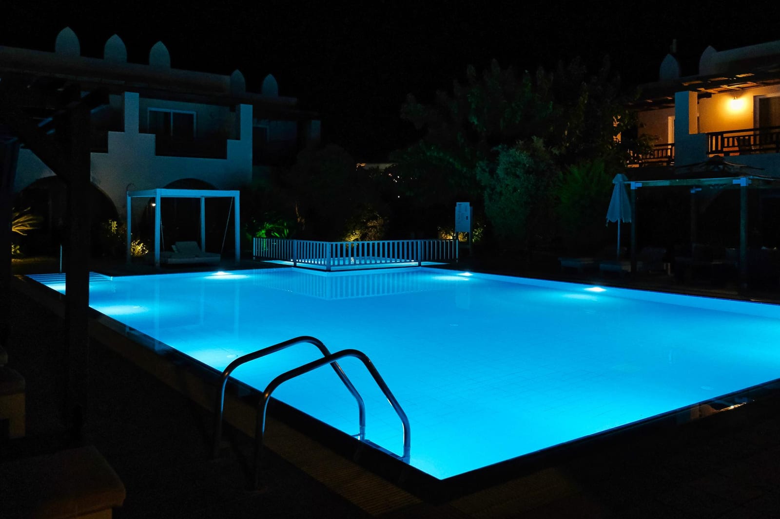 How Smart Pool Tech Can Increase Client Retention — pool service business insights