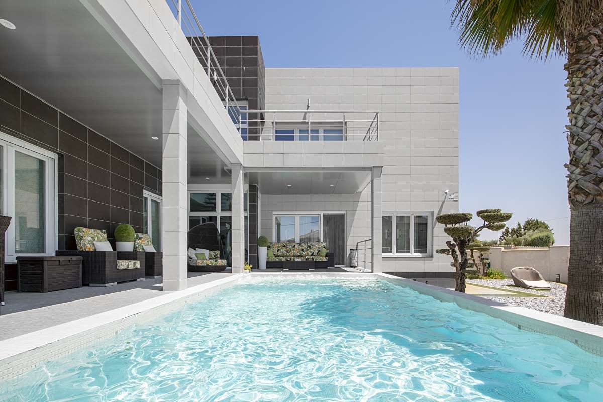 How to Customize Services for Texas Clients: Balancing Hot Summers and Cooler Winters — pool service business insights