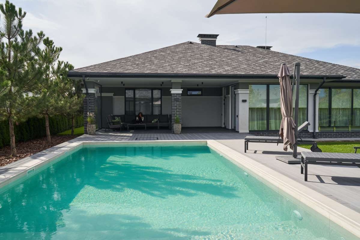 Scaling Up Gradually vs. Rapid Expansion: Pros and Cons — pool service business insights