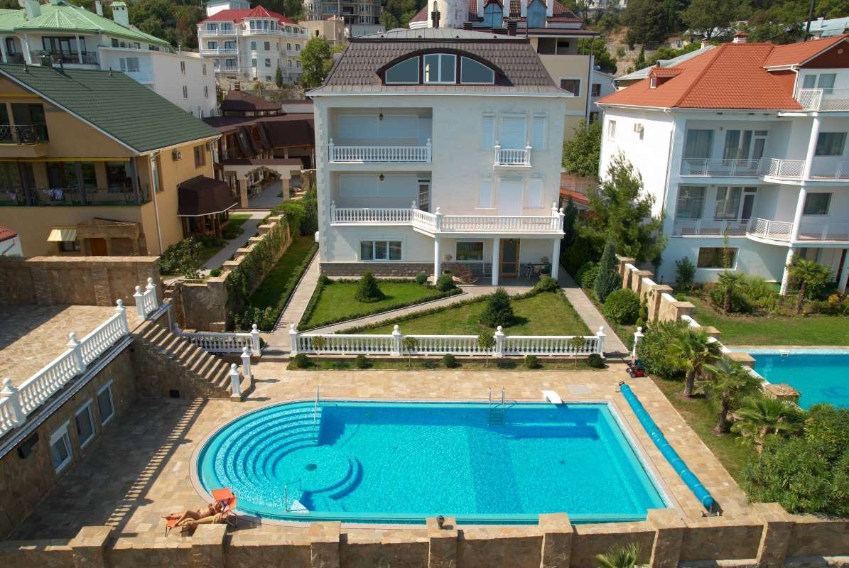 The Seasonal Pool Care Challenges in Tallahassee — pool service business insights