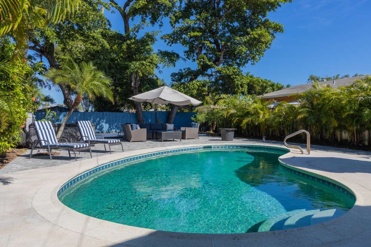When to Add Tech Support Staff in **Deltona, Florida** — pool service business insights